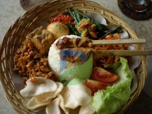 Read more about the article Street Food Bali Sensasi Kelezatan Kuliner Jalanan Pulau Dewata